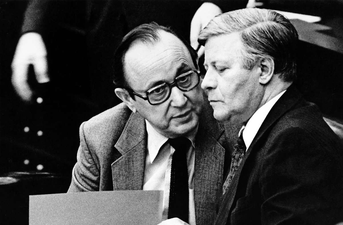 Helmut Schmidt bekleidete das Amt von 1974 bis 1982, er bemühte sich um die Entspannung der Beziehung zwischen Bundesrepublik und DDR.
