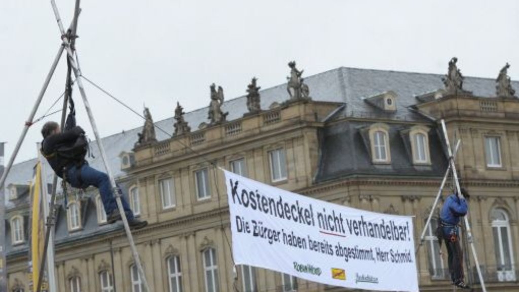 Stuttgarter Schlossplatz: Stuttgart-21-Gegner bauen riesiges Plakat auf
