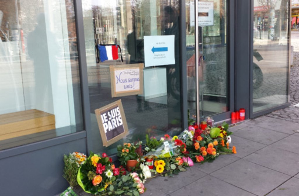Ausdruck von Solidarität und Betroffenheit: Blumensträuße, kleine Plakate und Kerzen vor dem Institut Français in Stuttgart.