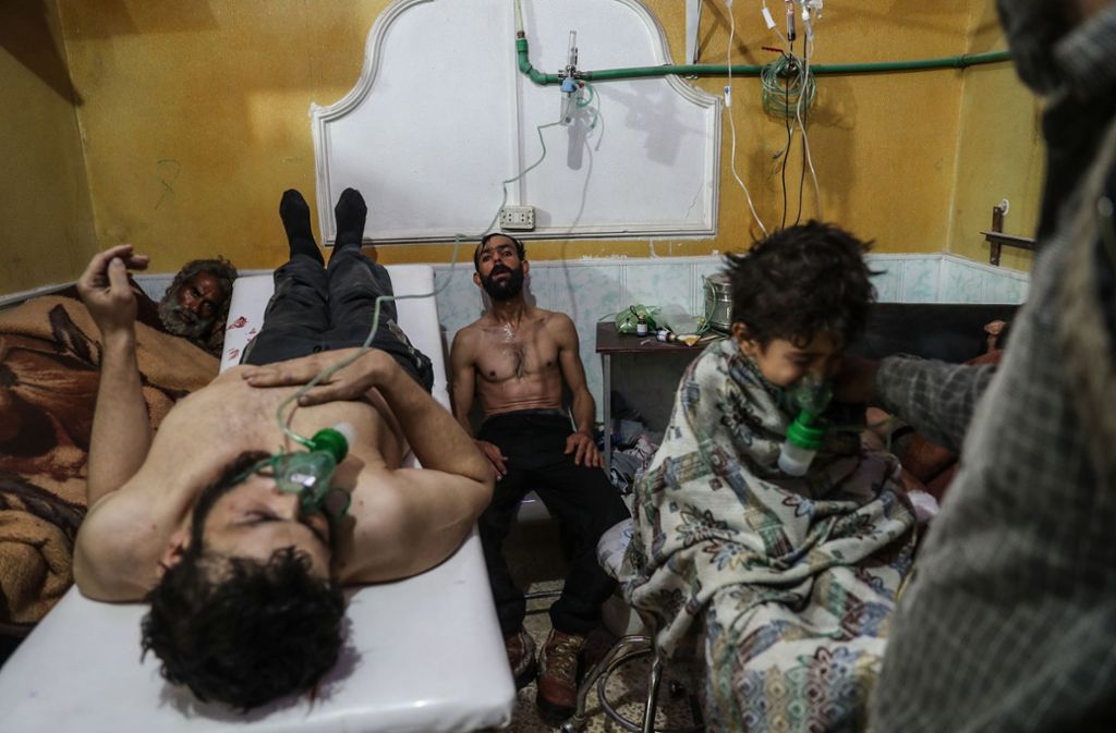 Mohammed Badra zeigt vier Personen, die nach einem Giftgasangriff behandelt werden.