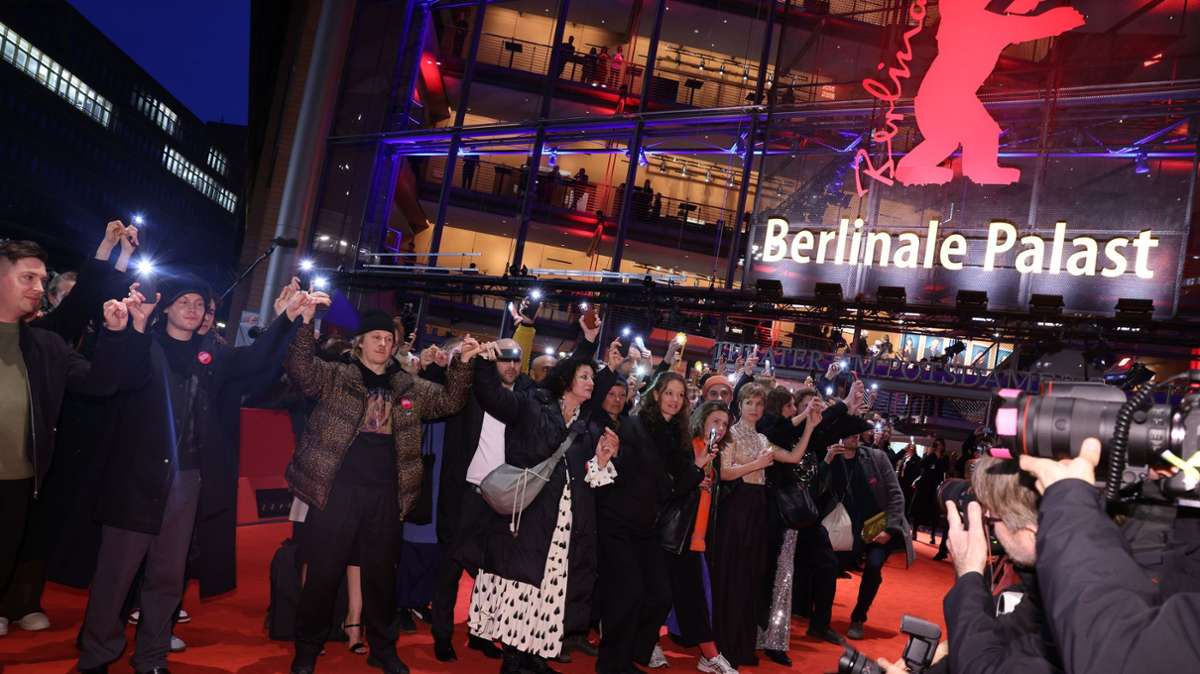 Mit einer Lichterkette demonstrieren Schauspieler und Regisseure für die Demokratie.
