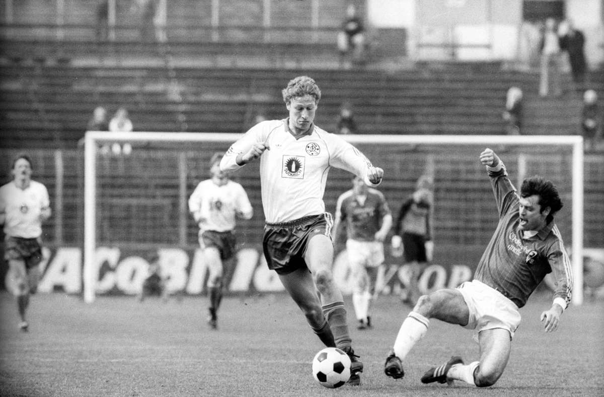 Guido Buchwald beginnt seine Profikarriere in der Saison 1979/80 bei den Stuttgarter Kickers, mit denen er bereits 1979 die A-Jugend-Meisterschaft gewann. Für die Kickers kommt er insgesamt 146 Zweitligaspielen zum Einsatz.