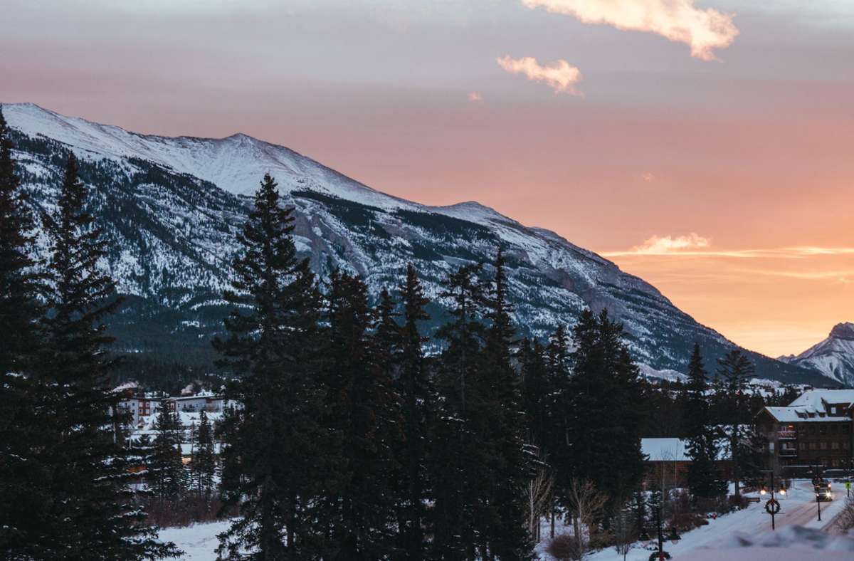 Sonnenaufgang in Canmore, der ersten Kleinstadt in den Ausläufern der Rocky Mountains.