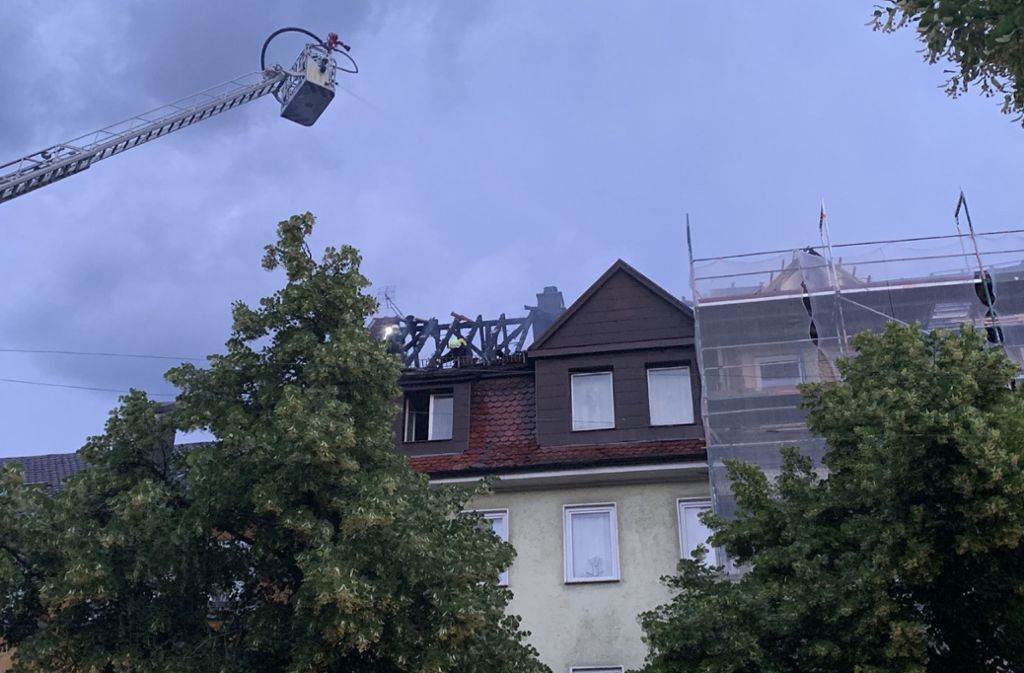 In Ludwigsburg hat ein Dachstuhl Feuer gefangen. Foto: SDMG/SDMG / Hemmann