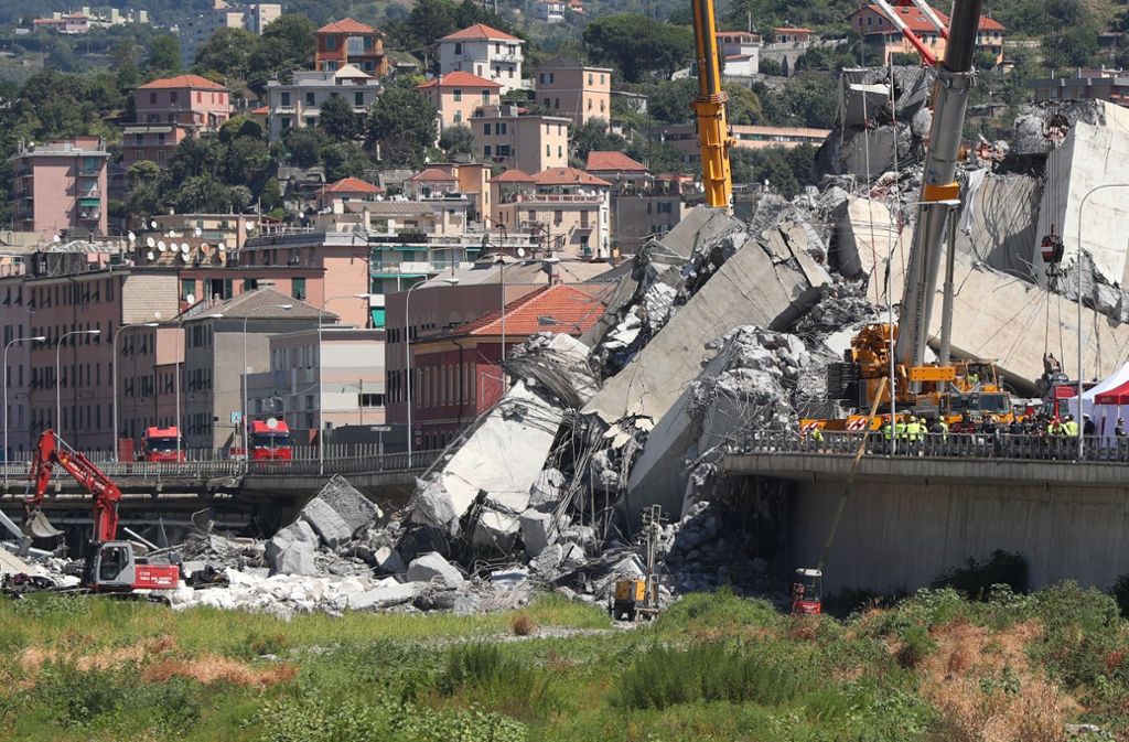 In der italienischen Hafenstadt ist am Dienstag eine Autobahnbrücke eingestürzt.