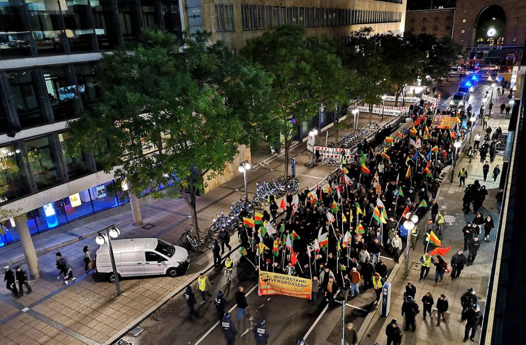 In Stuttgart haben mehrere Hundert Menschen gegen den Einmarsch der Türkei in Nordsyrien demonstriert.