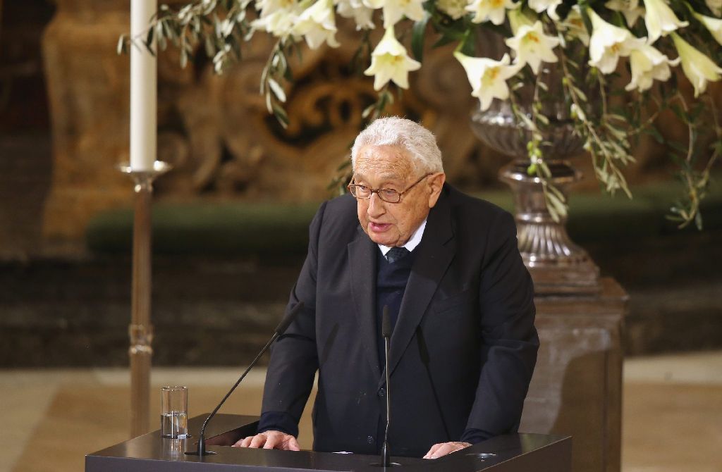 Henry Kissinger spricht bei der Trauerfeier für Helmut Schmidt.