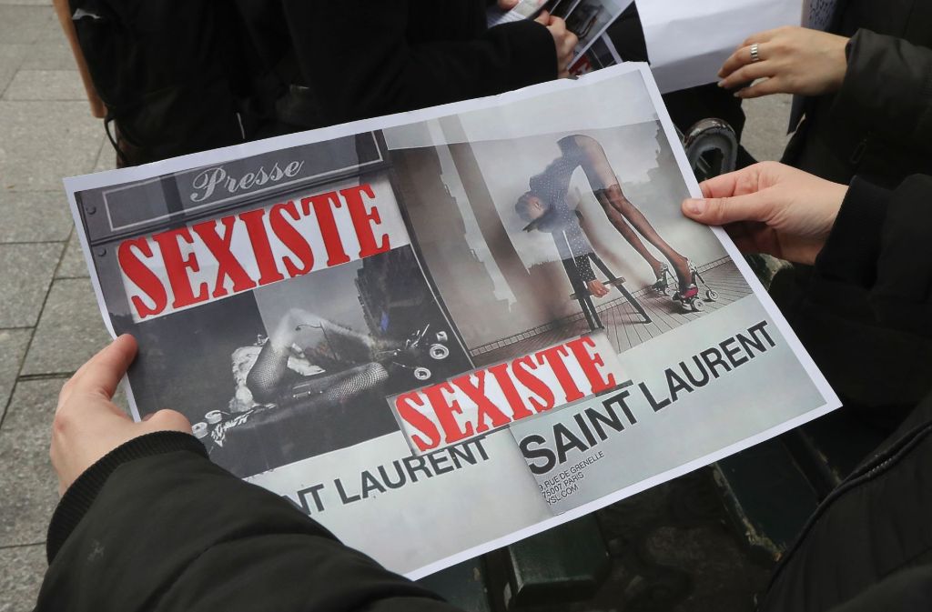 Vor einem Geschäft der Modekette Yves Saint Laurent in Paris ist es zu Demonstrationen gekommen.