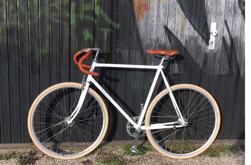 Wer keine Zeit und Lust hat, sich von Le Vélo in Hamburg ein historisches Rad restaurieren zu lassen, kann auch mal ein Replika-Modell in Erwägung ziehen. Die Manufaktur Indienrad (www.indienrad.de) aus München bietet stilechte Nachbauten mit Stahlrahmen an.