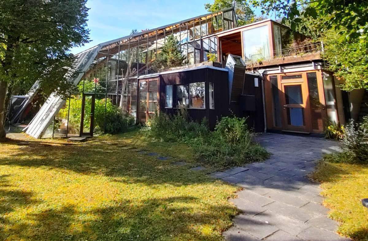 Einfamilienhaus mit Aussichten: das denkmalgeschützte Glashaus von 1969 von Leichtbauspezialist Frei Otto in Warmbronn im Kreis Böblingen.