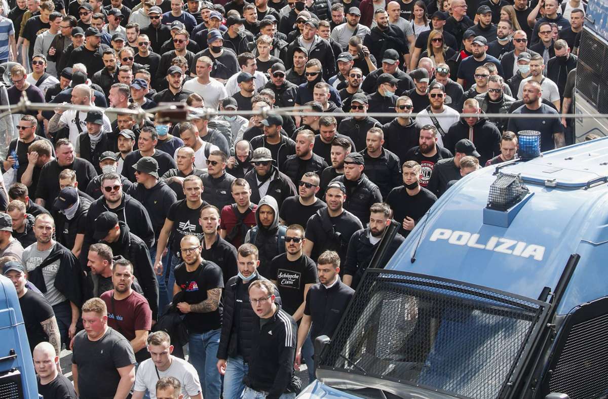 Laut italienischen Nachrichtenagenturen sollten die Eintracht-Fans nach einem Marsch durch die Stadt mit Bussen zurück zu ihrem Hotel gebracht werden.
