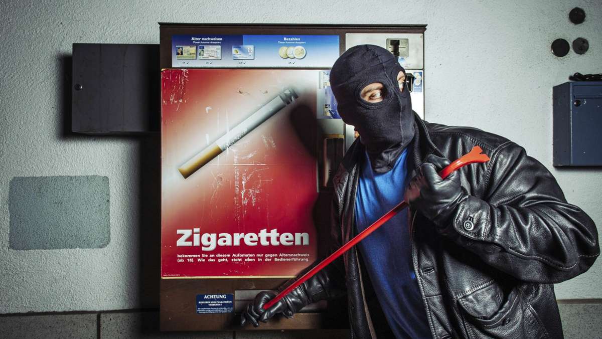 Versuchter Diebstahl in Bad Cannstatt: Unbekannte beißen sich an Zigarettenautomat die Zähne aus