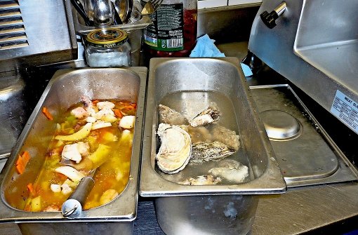 Austern gehören in den Kühlschrank, doch die Lebensmittelkontrolleure finden sie auch mal in offnen Behältern auf der Küchenarbeitsplatte. Weitere Gruselfunde der Lebensmittelkontrolleure finden Sie in unserer Fotostrecke. Foto: Lebensmittelüberwachung