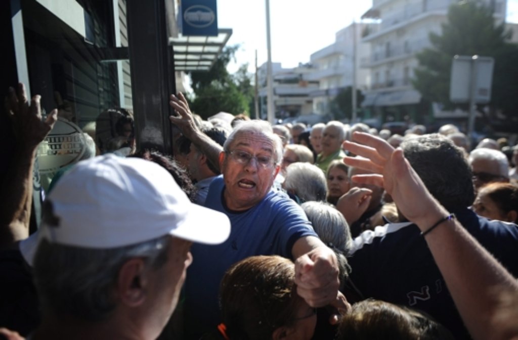 Chaotische Szenen vor einer Bank in Athen