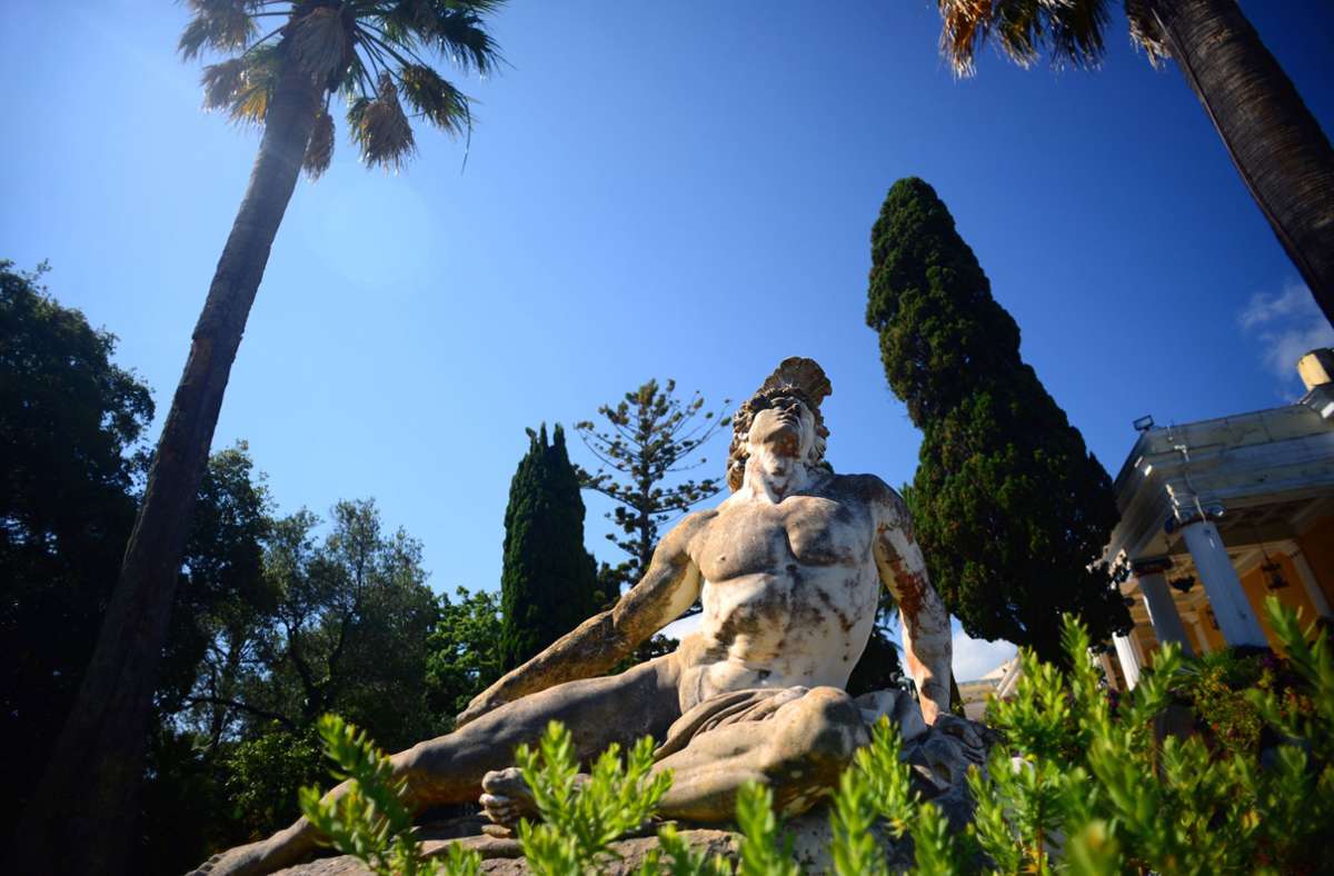 Im weitläufigen Garten des Achilleion genannten Palasts findet man daher auch eine Statue des Helden.