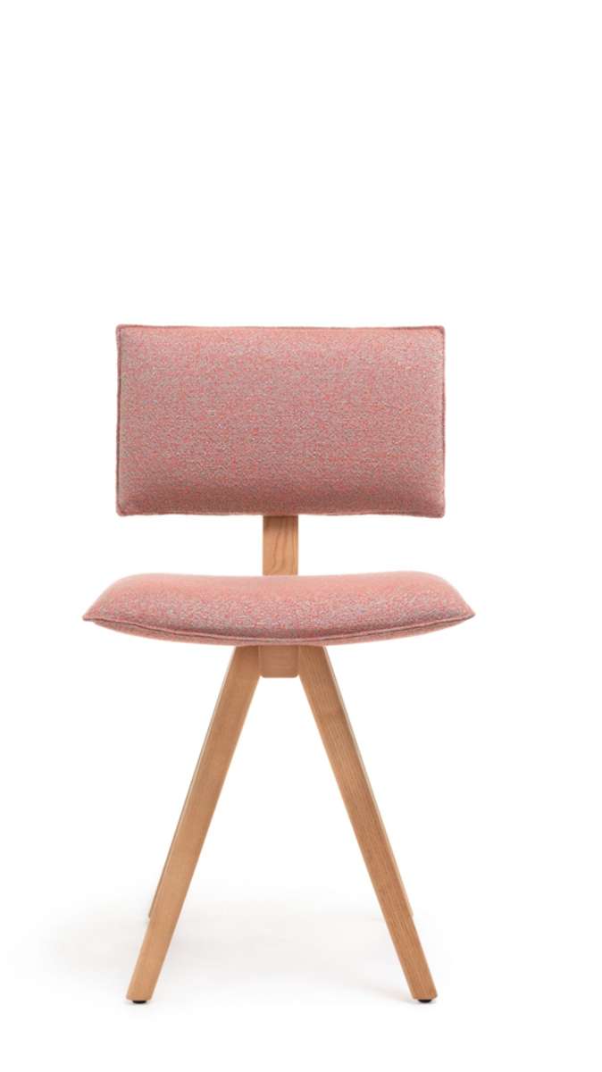. . . kann aber auch rosa Stoff und Holz, wie der schlichte Stuhl Trave von Alberto Brogliato und Federico Traverso zeigt. An einem einfachen massiven Balken aus gebogenem Holz sind sowohl die Stuhlbeine als auch die beiden Stoffkissen befestigt, die als Sitz und Rückenlehne dienen. Diese innovative Lösung reduziert die Komponenten auf ein Minimum.