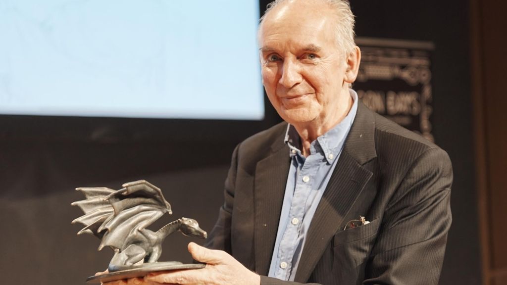  Den Ehrenpreis des Fantastikfestivals Dragon Days hat er zweifellos verdient: Der 69-jährige britische Zeichner Alan Lee hat all die wunderbaren Designs entworfen, die Peter Jackson für seine Tolkien-Verfilmungen brauchte. Auch der Oscar für seine Arbeit hat ihn nicht eitel werden lassen, wie sich in der Liederhalle zeigte. 