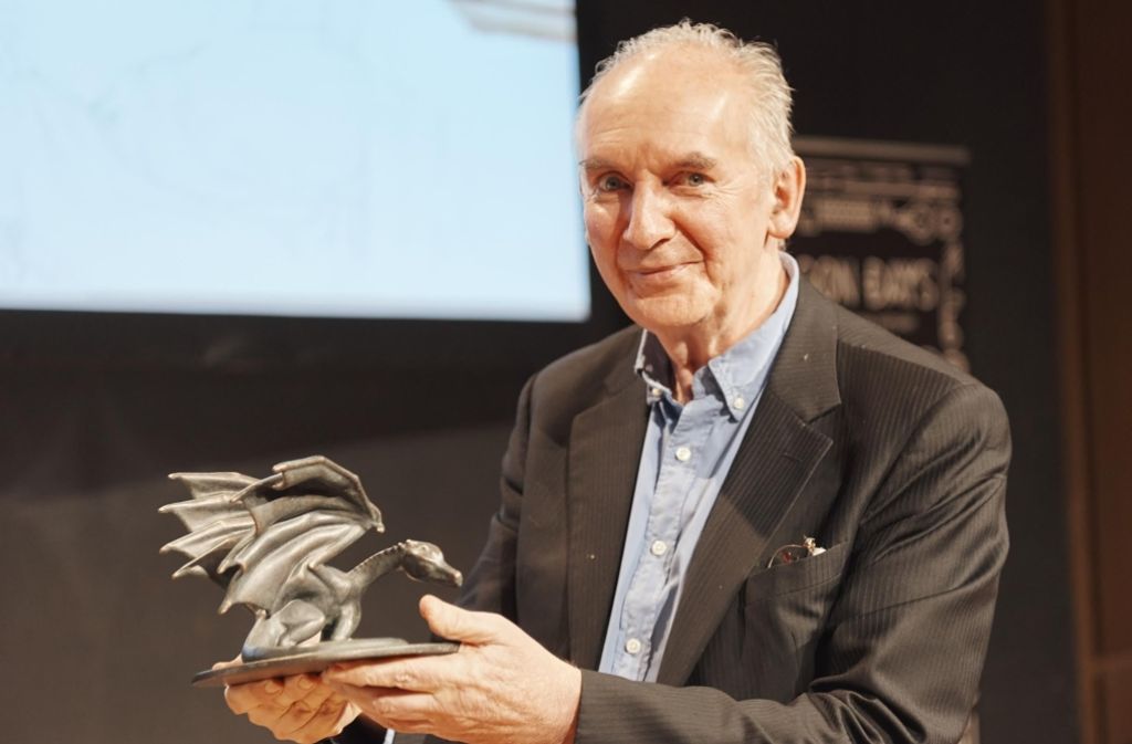 Der begnadete Zeichner Alan Lee mit dem Ehrenpreis der Dragon Days, dem Schwäbischen Lindwurm. Foto: Festival