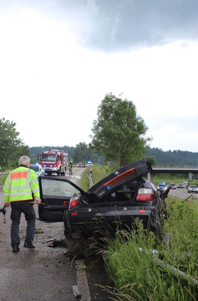 Der junge Mann kam mit schweren, aber nicht lebensgefährlichen Verletzungen mit dem Rettungswagen in eine Klinik. Am BMW und an der Leitplanke entstand ein Schaden in Höhe von etwa 5.000 Euro.