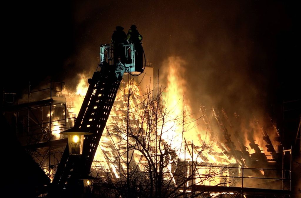 Meterhohe Flammen schlugen aus dem brennenden Haus in Aichtal.