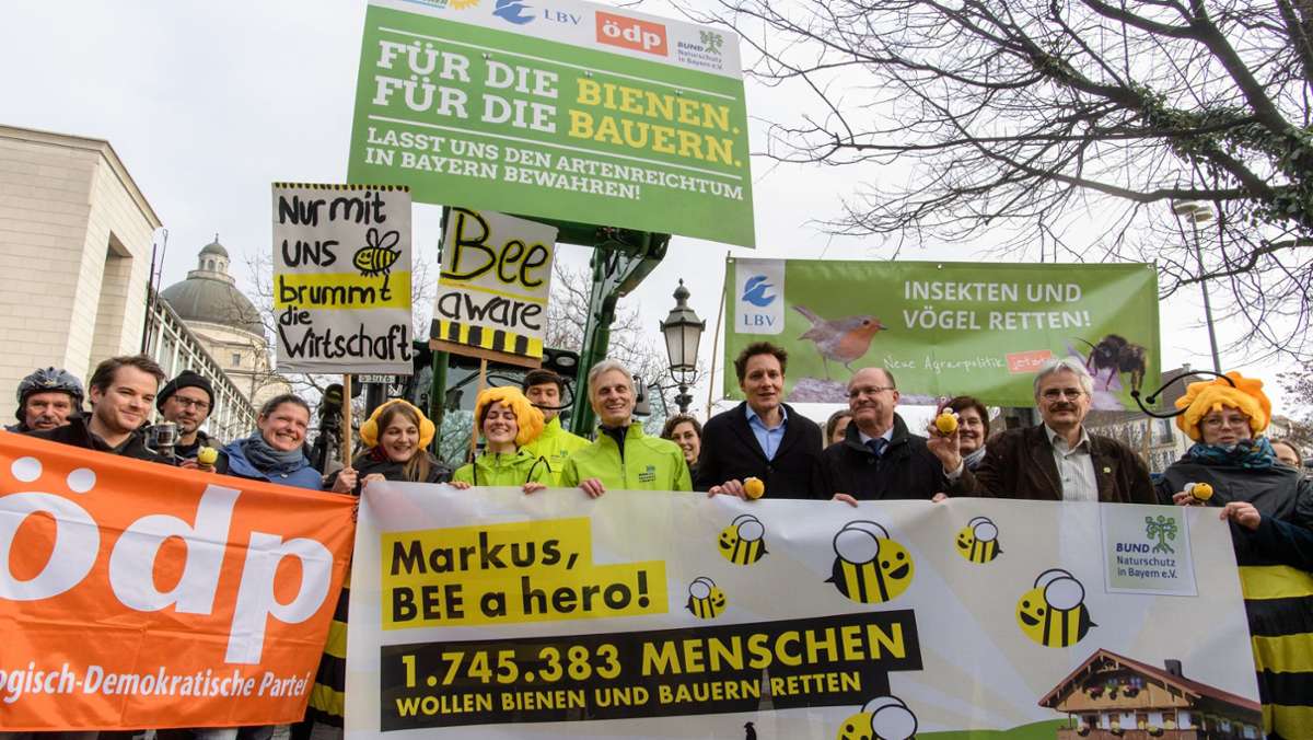  Bayerns Naturschutzverbände zeigen sich mit der Umsetzung des Bienen-Volksbegehrens halbwegs zufrieden, beklagen aber das Fehlen von Daten zur Überprüfung der Fortschritte. 