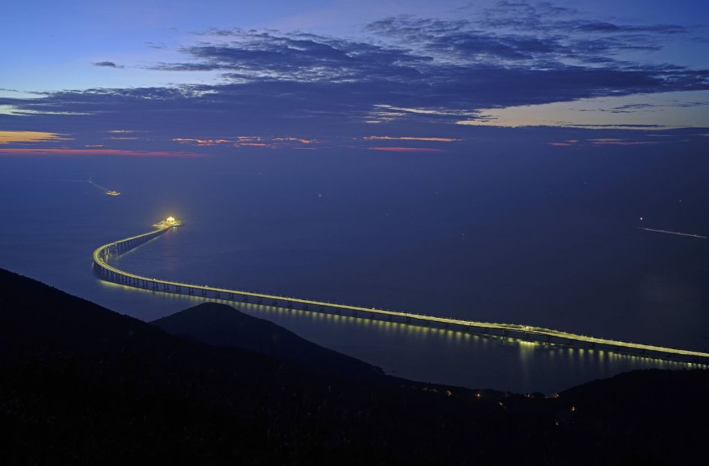 Die 55 Kilometer lange Brücke verbindet Hongkong mit der wirtschaftlichen Boomregion Chinas...