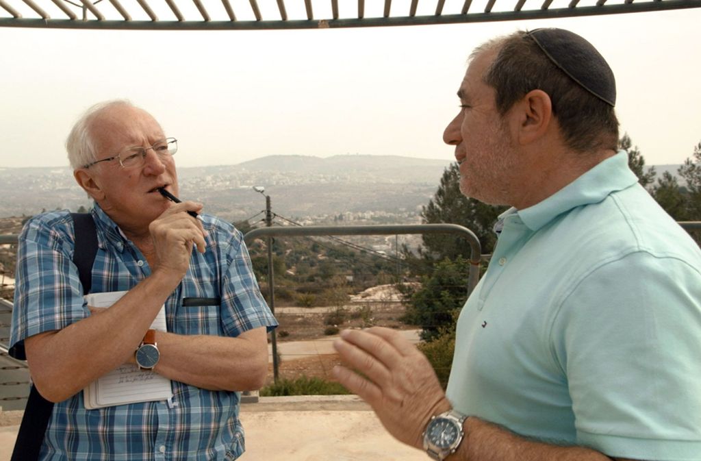 Robert Fisk (li.) im Gespräch mit einem jüdischen Siedler