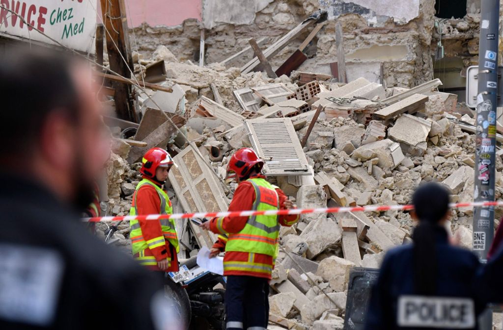 Rettungskräfte suchten in den Trümmern nach möglichen weiteren Opfern.
