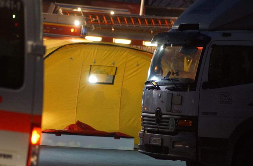 In diesem Zelt zogen die Feuerwehrleute ihre speziellen Gefahrgut-Schutzanzüge an.