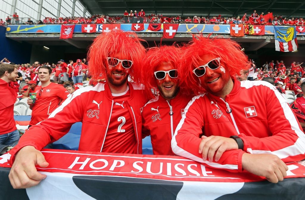 Ganz in rot zeigen sich diese Fans der Schweiz.