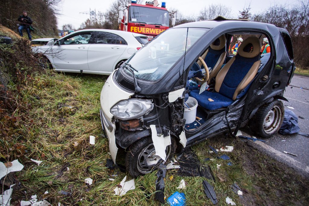 Zwei Autofahrer sind bei einem Unfall in der Nähe von Remseck-Aldingen verletzt worden.