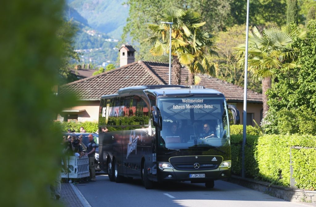 Der Bus der Nationalelf kommt in Ascona an.