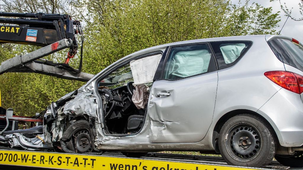 Bei dem Unfall zwischen Rutesheim und Renningen sind drei Menschen verletzt worden. Die beiden Autos mussten abgeschleppt werden.