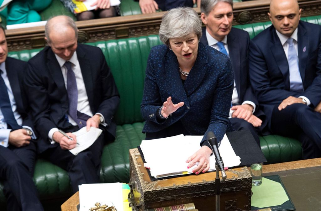 Premierministerin Theresa May sitzt auf der Regierungsseite in der ersten Reihe. Abgeordnete aus hinteren Reihen müssen bei Wortmeldungen stehend von ihrem Platz aus sprechen. May hingegen steht ein Manuskriptpult zur Verfügung, welches sich auf dem Tisch in der Mitte des Saals befindet.