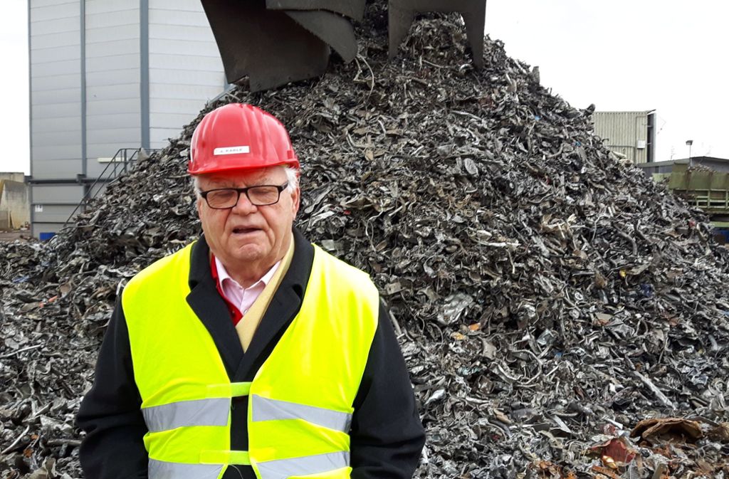 Jürgen Karle vor einem Schrottberg: Rund 80 Autos werden in der Recycling-Anlage pro Tag geschreddert.