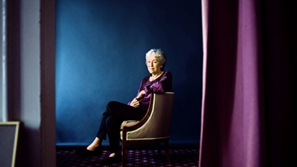  Martha Grimes hatte einmal ein Alkoholproblem. Mittlerweile lässt die 84-jährige Bestsellerautorin aber nur noch ihren Helden Inspektor Jury trinken. Im Interview spricht sie über den Stellvertreter-Effekt und ihre Vorliebe für Pubs als Schauplätze. 