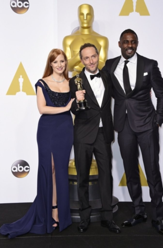 Emmanuel Lubezki (Mitte) mit seinem Oscar für "Birdman" mit Jessica Chastain und Idris Elba