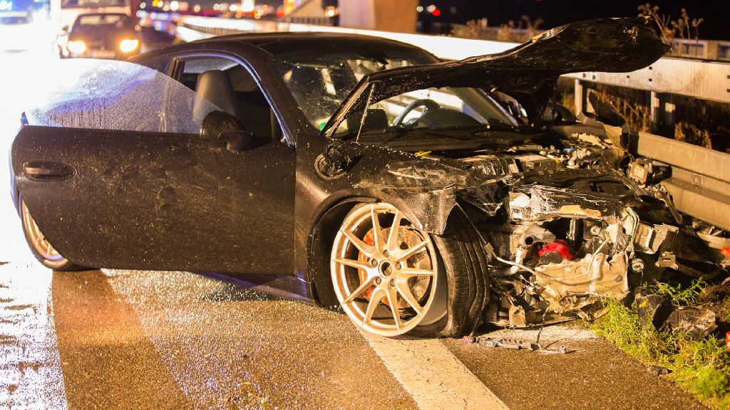 Unfall auf der A8: Eine Schwerverletzte bei Porsche-Unfall