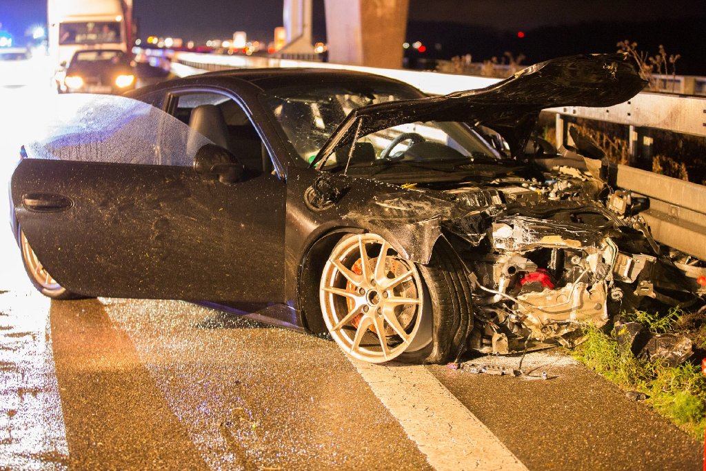 Bei einem schweren Verkehrsunfall auf der Autobahn 8 in Höhe der Raststätte Denkendorf kam ein Porsche-Fahrer ins Schleudern. In der Folge verletzte sich die Fahrerin eines zweiten Wagens schwer.