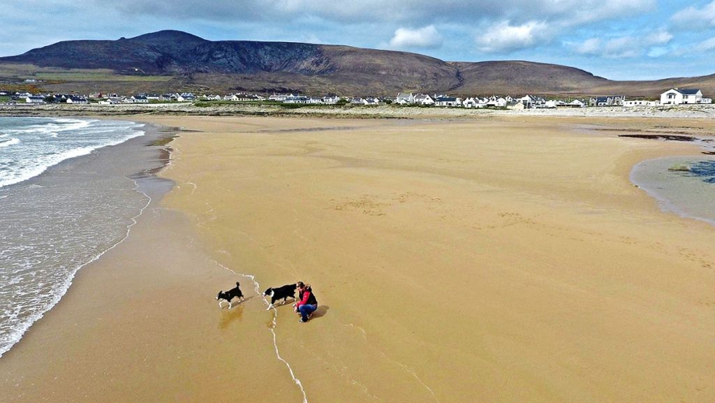  Vor 33 Jahren fegte ein Sturm einen Strand in Irland weg. Nun ist er wieder da. 