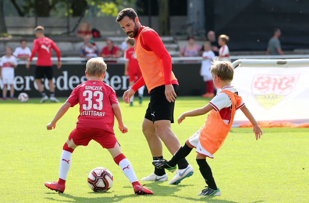 Gonzalo Castro vom VfB Stuttgart trainiert mit den Kindern vom Fritzle-Club.