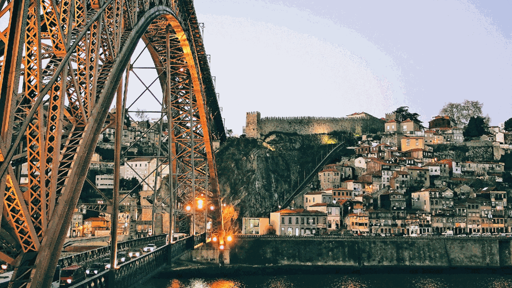  Alle reden von Lissabon. Warum nur? Porto ist kleiner, feiner, besitzt auch barocke Kirchen, alte Straßenbahnen, imposante Brücken. 