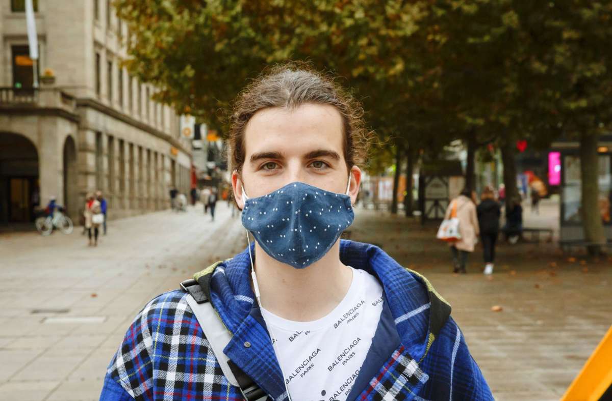 Marcel Höll, 26, Student des Medienmanagements: „Also, wo genau man eine Maske tragen muss? Das ist jetzt wirklich eine gute Frage! Da müssen Sie die Stadt fragen. Da gilt ja jetzt jeden Tag etwas Anderes. Aber: Klar ist die Maskenpflicht an sich sinnvoll.“