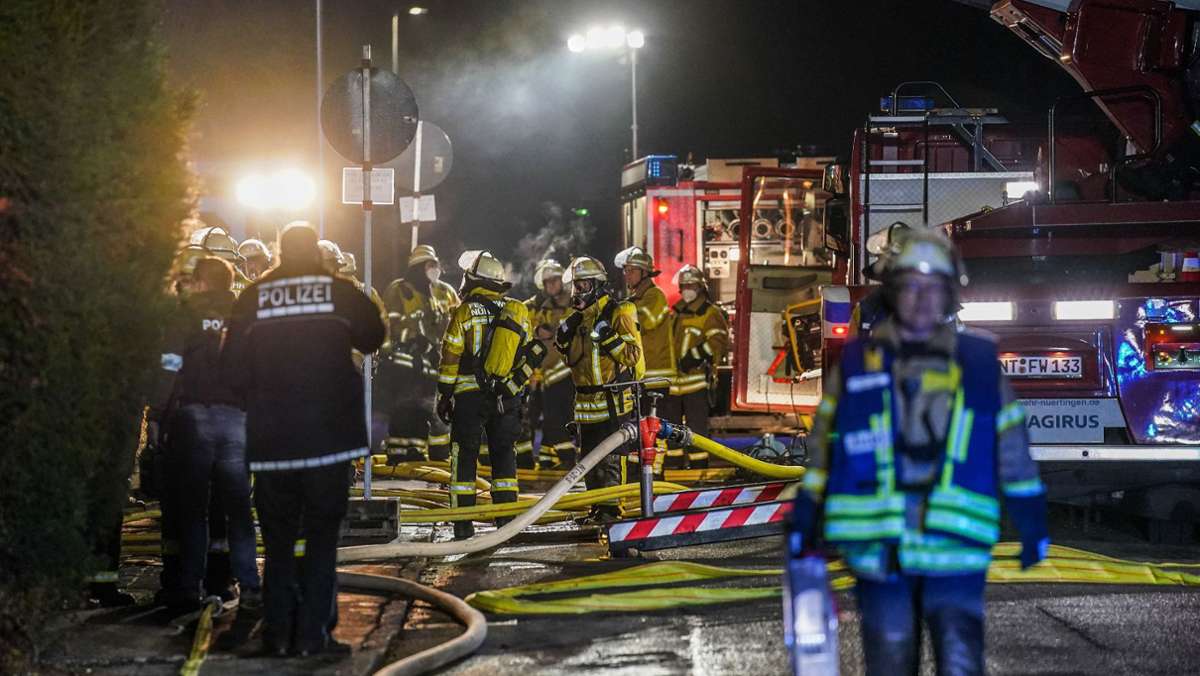  Ein 82-Jährige ist am Samstag bei einem Brand in Nürtingen (Kreis Esslingen) leicht verletzt worden. Ihre Matratze hatte wegen eines heißen Kissens Feuer gefangen. 
