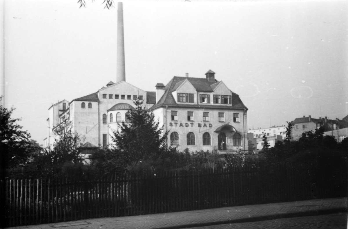 Das Leo-Vetter-Bad hieß damals noch „Stadtbad Ostheim“. Es war das erste Hallenbad in Stuttgart, das nach dem Zweiten Weltkrieg wieder öffnete.