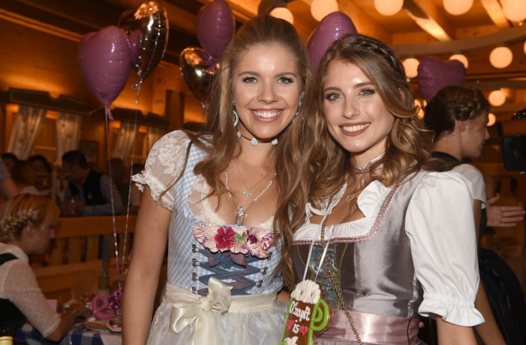 Die Frau des Nationalspielers Mats Hummels feiert das 183. Oktoberfest mit der Popsängerin Victoria Swarovski (links) im Schützenzelt.