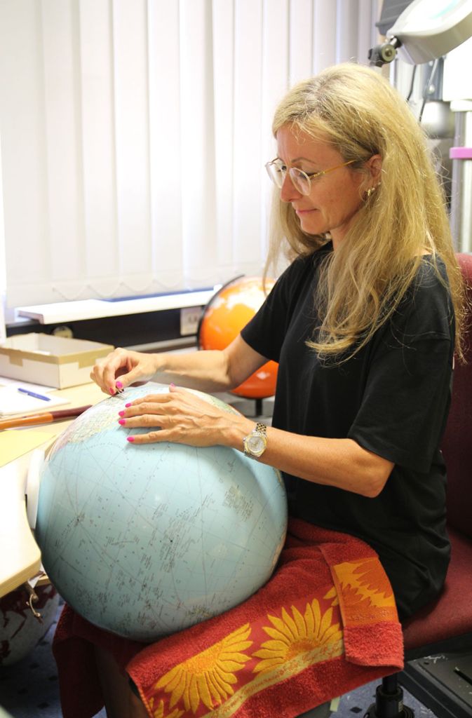 Auch Oestergaards Ehefrau Kerstin arbeitet im Unternehmen. Sie ist für das Produktdesign sowie für die Fertigung der Swarovski-Globen (im Bild) verantwortlich.