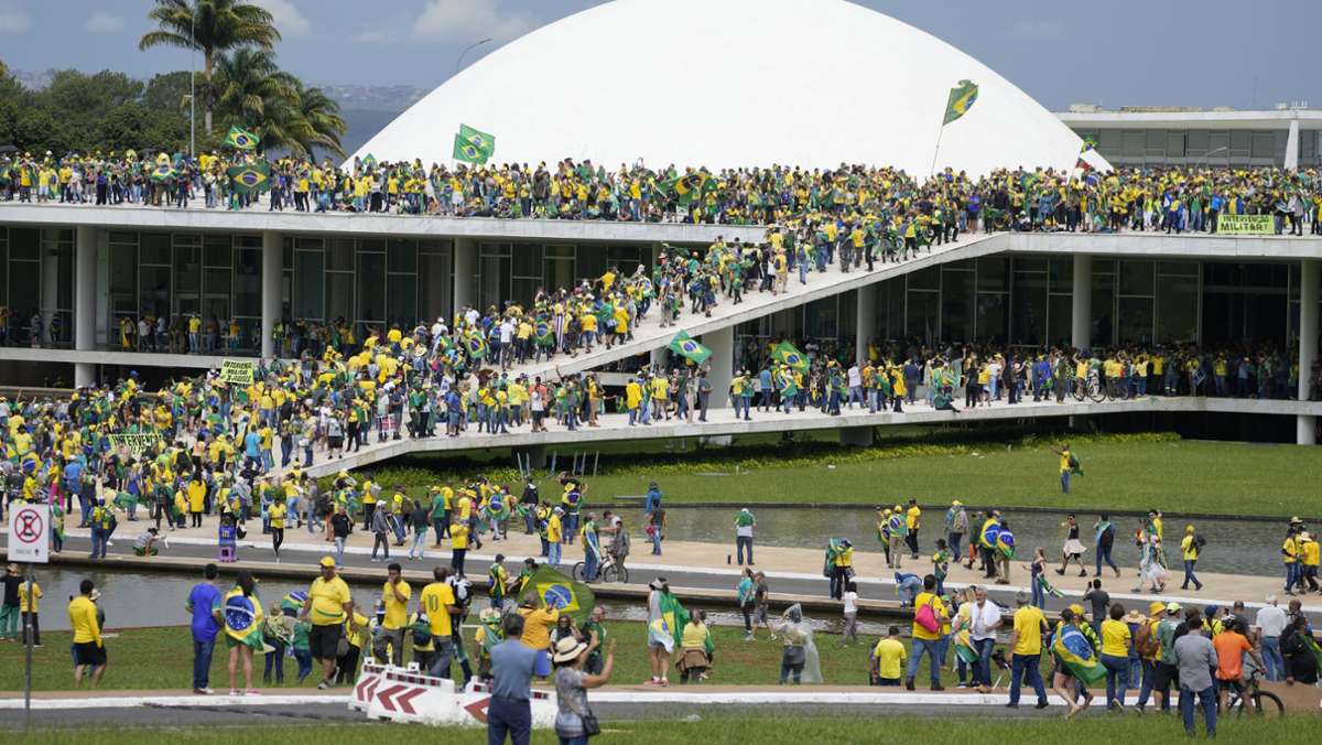 Ausschreitungen in Brasilien: Bolsonaro-Anhänger stürmen Kongress und Präsidentenpalast