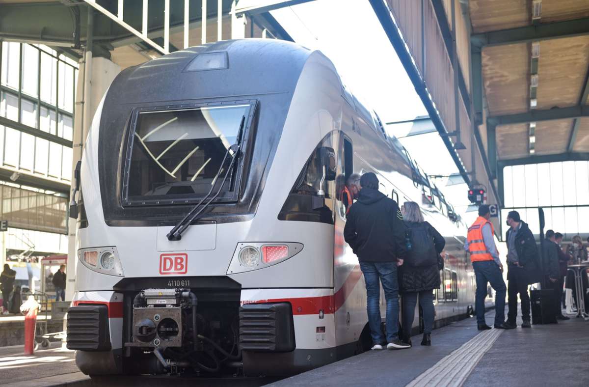Im Dezember 2022 werden Intercity-Züge der Deutschen Bahn (DB) auf der Gäubahn im Stundentakt bis in die Schweiz fahren. Einer diese sogenannten KISS-Züge wurde nun im Hauptbahnhof auf den Namen „Gäu“ getauft.