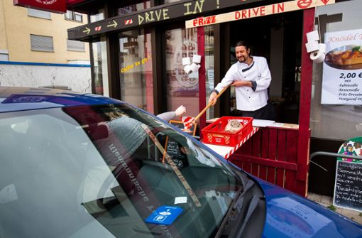An seine Bäckerei und Konditorei hat Simon Fritz einen Drive-in-Schalter gebaut. Foto: dpa/Philipp von Ditfurth